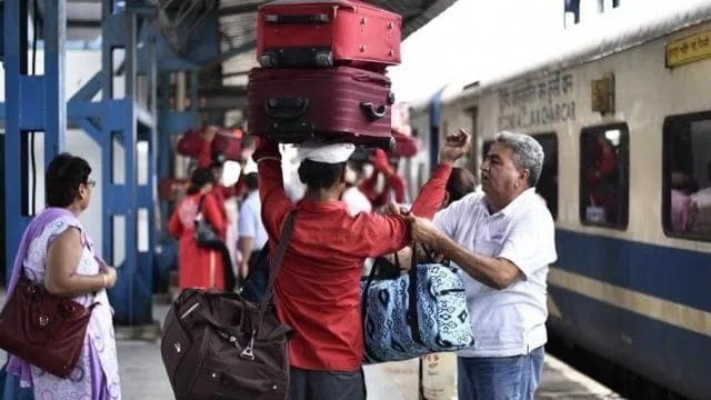 पोर्टरों की अधिक वसूली पर उत्तर रेलवे की डिकॉय जांच का प्रहार, दोषी पोर्टरों पर होगी सख्त कार्रवाई