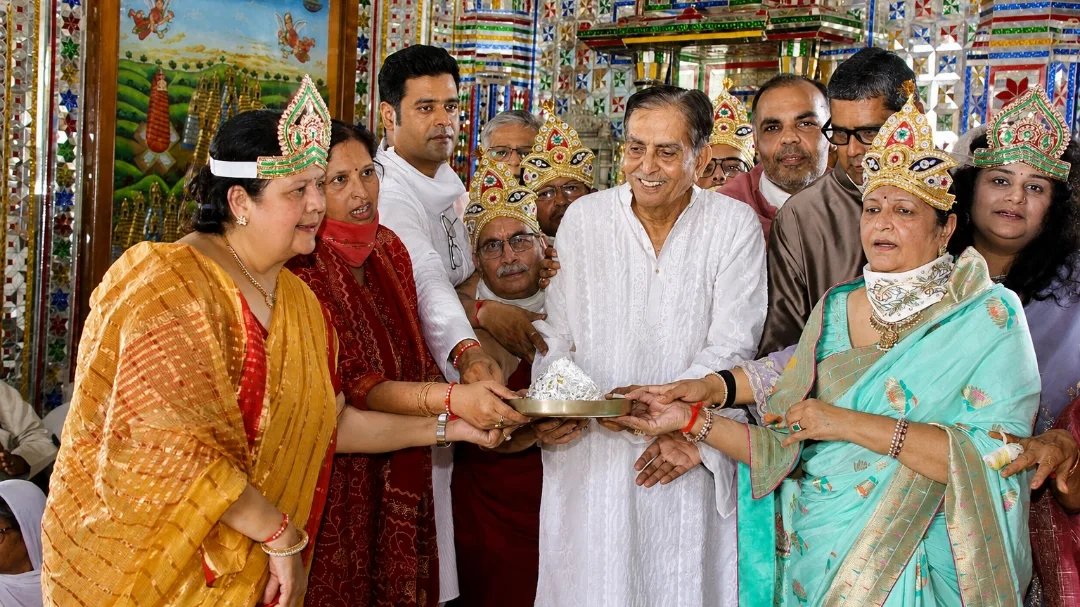 Devotional Chants Echo at Surajpol Dadawadi During Shri Vardhman Shakrastav Mahabhishek