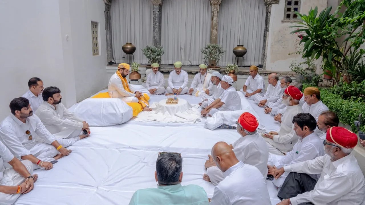 डॉ. लक्ष्यराज सिंह मेवाड़ ने कविराव परिवार की हवेली पर मोखाण पधार प्राचीन परम्परा को जीवंत रखा