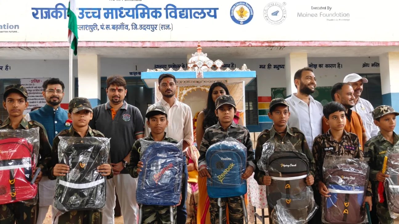 स्वतंत्रता दिवस पर राउंड टेबल इंडिया ने विद्यार्थियों को बांटे स्कूल बैग