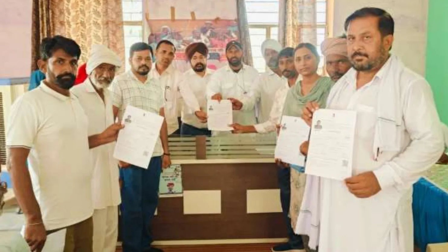 अनूपगढ़ के ग्रामीण सेवा शिविर में मोनिका को मिली पशु बीमा पॉलिसी