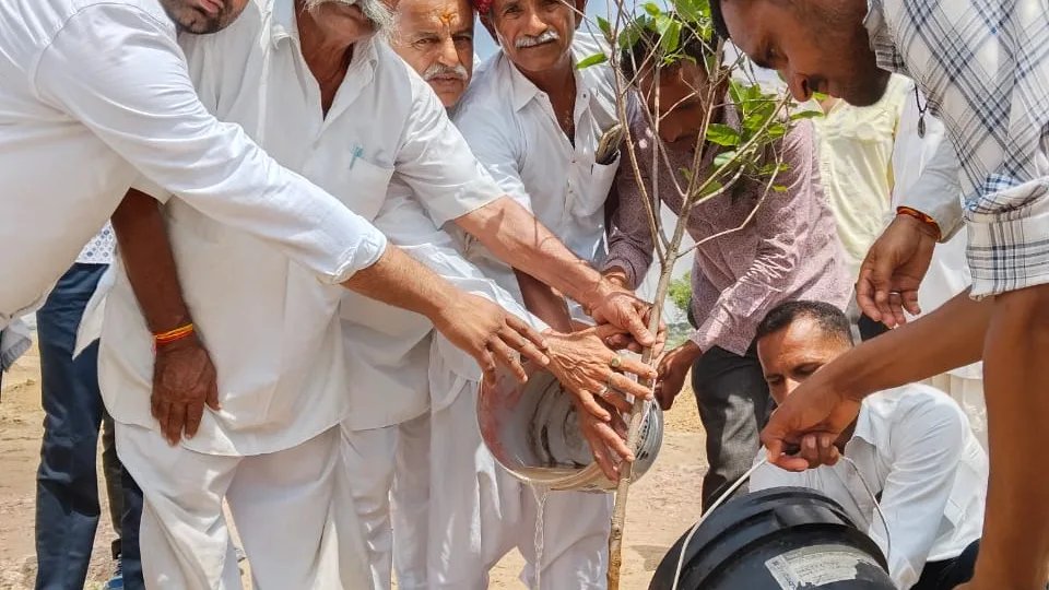 स्कूल को पौने दो लाख का स्मार्ट बोर्ड किया भेंट