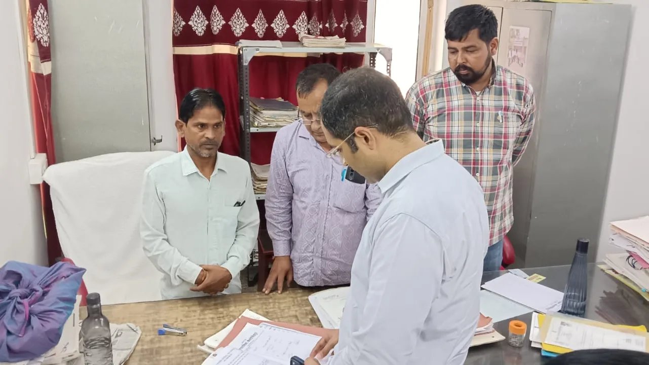 जिला कलक्टर ने किया सीएचसी, शुगर मिल और मतदान केन्द्र का निरीक्षण