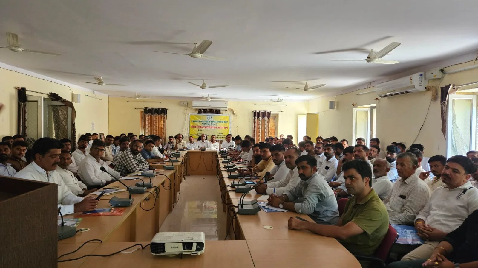 जैसलमेर में फ्रेमवर्क फोर फर्टीलाइजर के अन्तर्गत जिला स्तरीय उर्वरक विक्रेताओं की बैठक हुई आयोजितः आधार एग्रीस्टैक आईडी से खाद वितरण हेतु दिया गया प्रशिक्षण