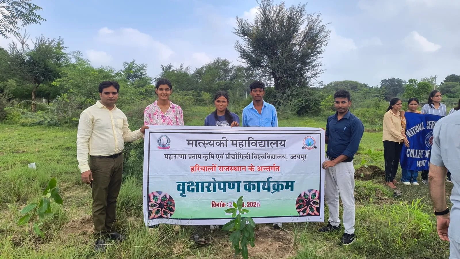 हरियालो राजस्थान कार्यक्रम के अंतर्गत मात्स्यकी महाविद्यालय द्वारा हींता गाव में सघन पौधारोपण किया गया