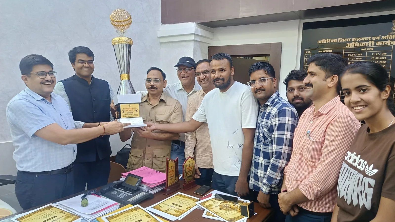 जिला प्रशासन एवं मीडिया के बीच मैत्री क्रिकेट मैच का हुआ ट्रॉफी वितरण