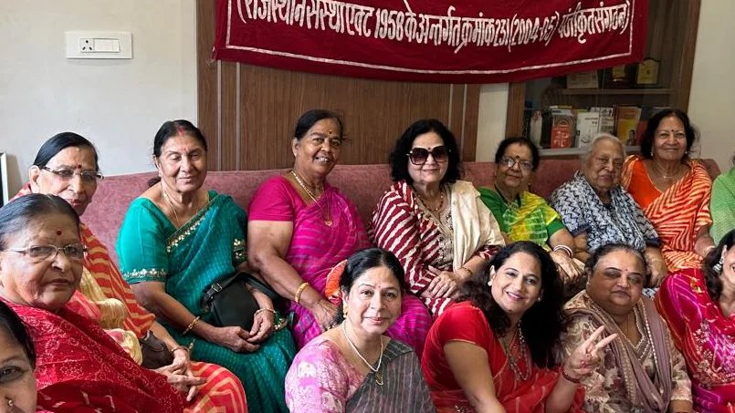 लहरिया, रिमझिम और राखी के रंगों में सजा महिला समाज सोसाइटी का सावन उत्सव