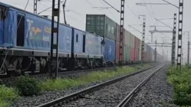 भारतीय रेलवे ने जेएनपीटी मुंबई से पहली डबल-स्टैक लॉन्ग-हॉल कंटेनर ट्रेन संचालित की