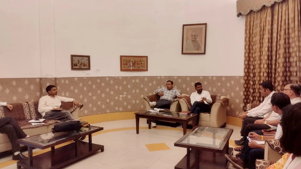 जिले के जनजातीय अंचलों के दो दिवसीय दौरे के तहत सोमवार को गिर्वा क्षेत्र में ग्रामीणों से संवाद कर लिया फीडबैक