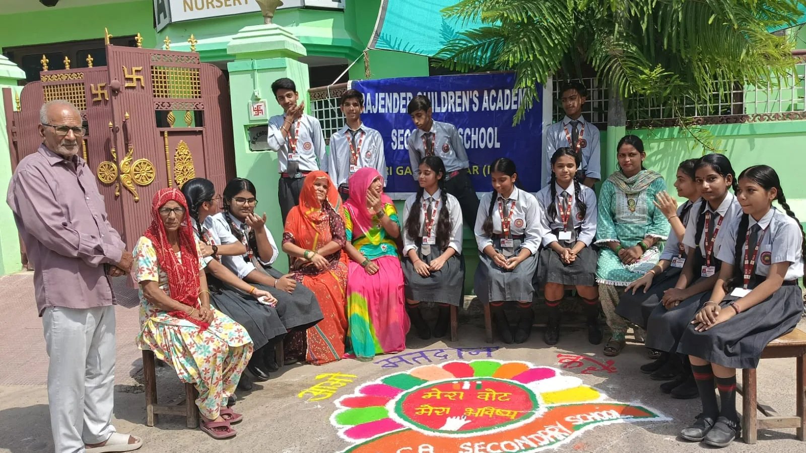 स्वीप के तहत विभिन्न विद्यालयों में रंगोली एवं रैली से मतदाता जागरूकता का संदेश