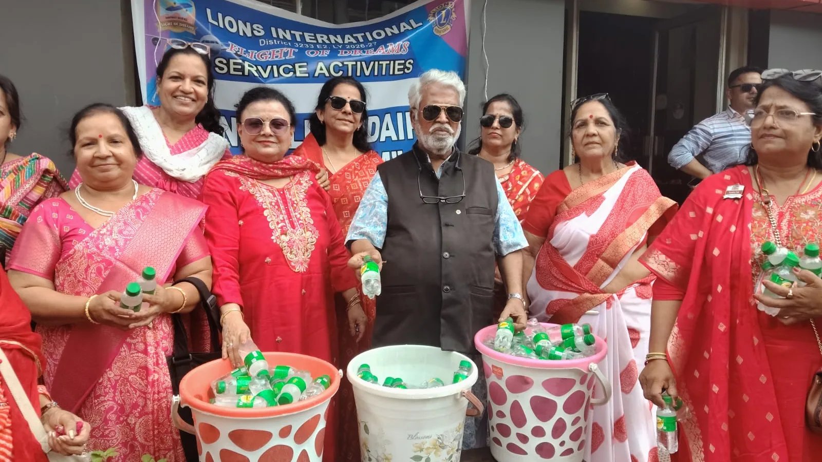 महाकाल शोभायात्रा में सेवा की मिसालःलायंस क्लब मंगलम ने बांटी 2000 शीतल पेय बोतलें, 200 तुलसी पौधे किए वितरित