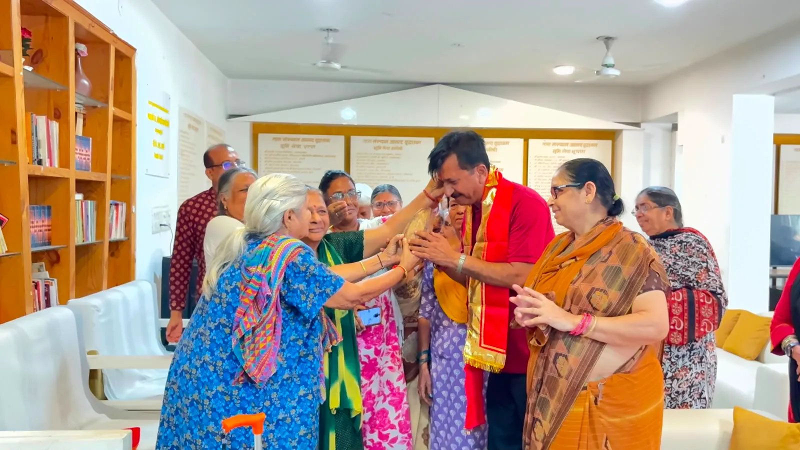 जन्मदिन पर बुजुर्गों की दुआएं बनीं सबसे बड़ा तोहफा, पंकज कुमार शर्मा ने की गौसेवा