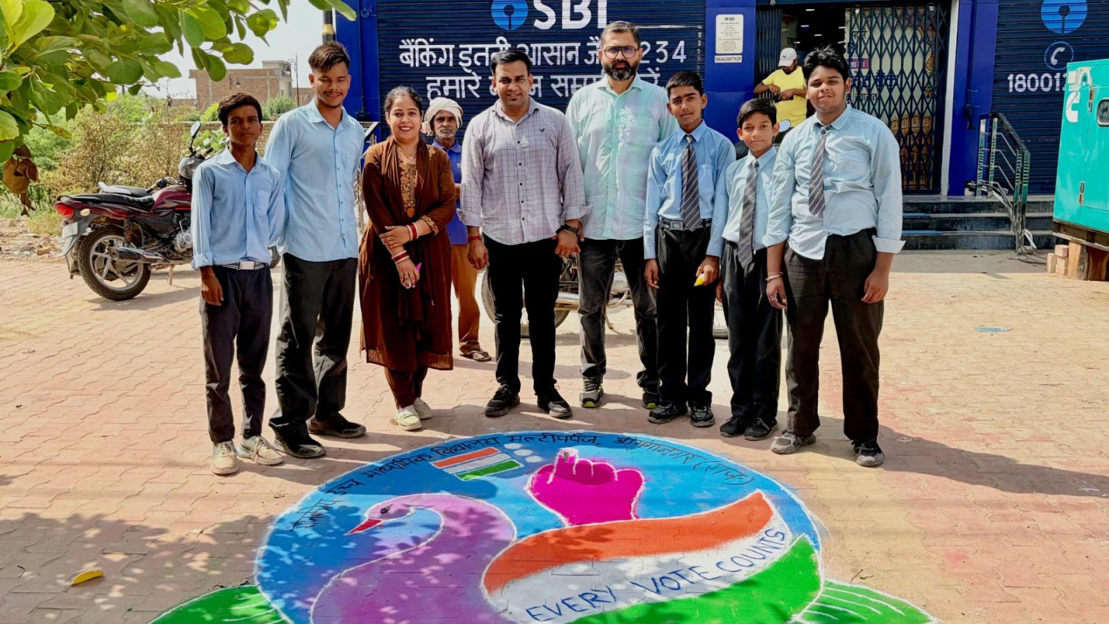 रंगोली के माध्यम से दिया जागरूक मतदाता बनने का संदेश