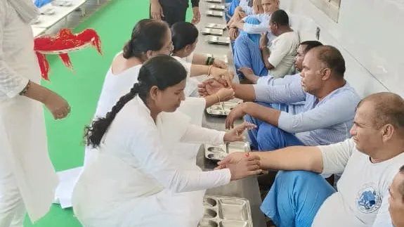 ब्रह्माकुमारी बहनों ने अपना घर आश्रम के आवासियों के बांधे रक्षा सूत्र