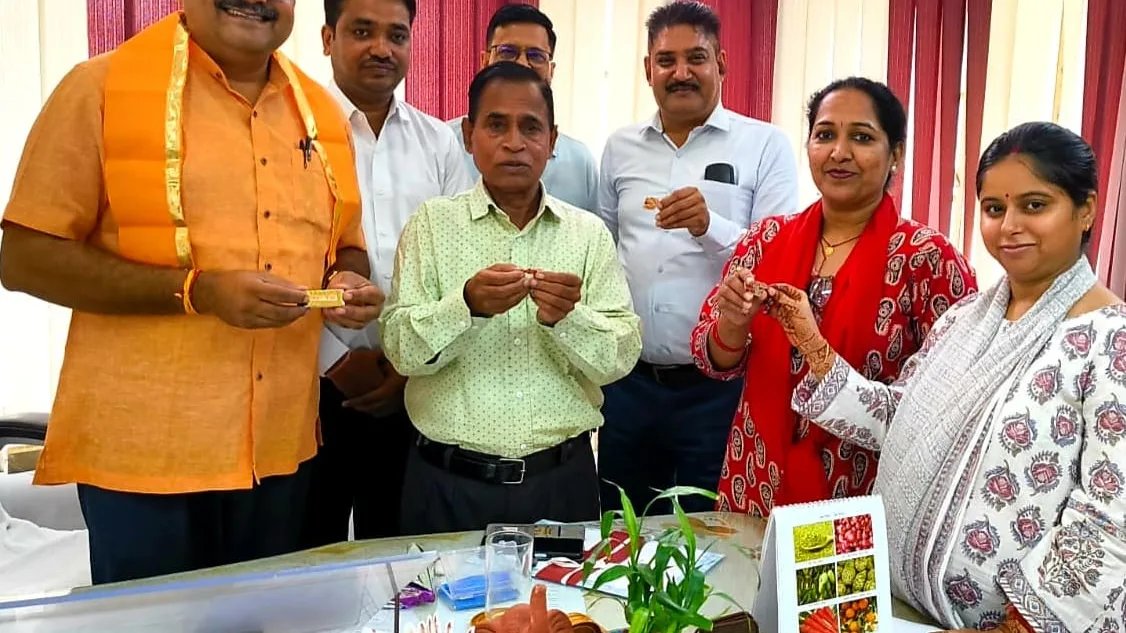 सूक्ष्म कला में रिश्तों और संस्कृत की महिमा, डॉ. चित्तौड़ा की कलाकृतियों का विमोचन