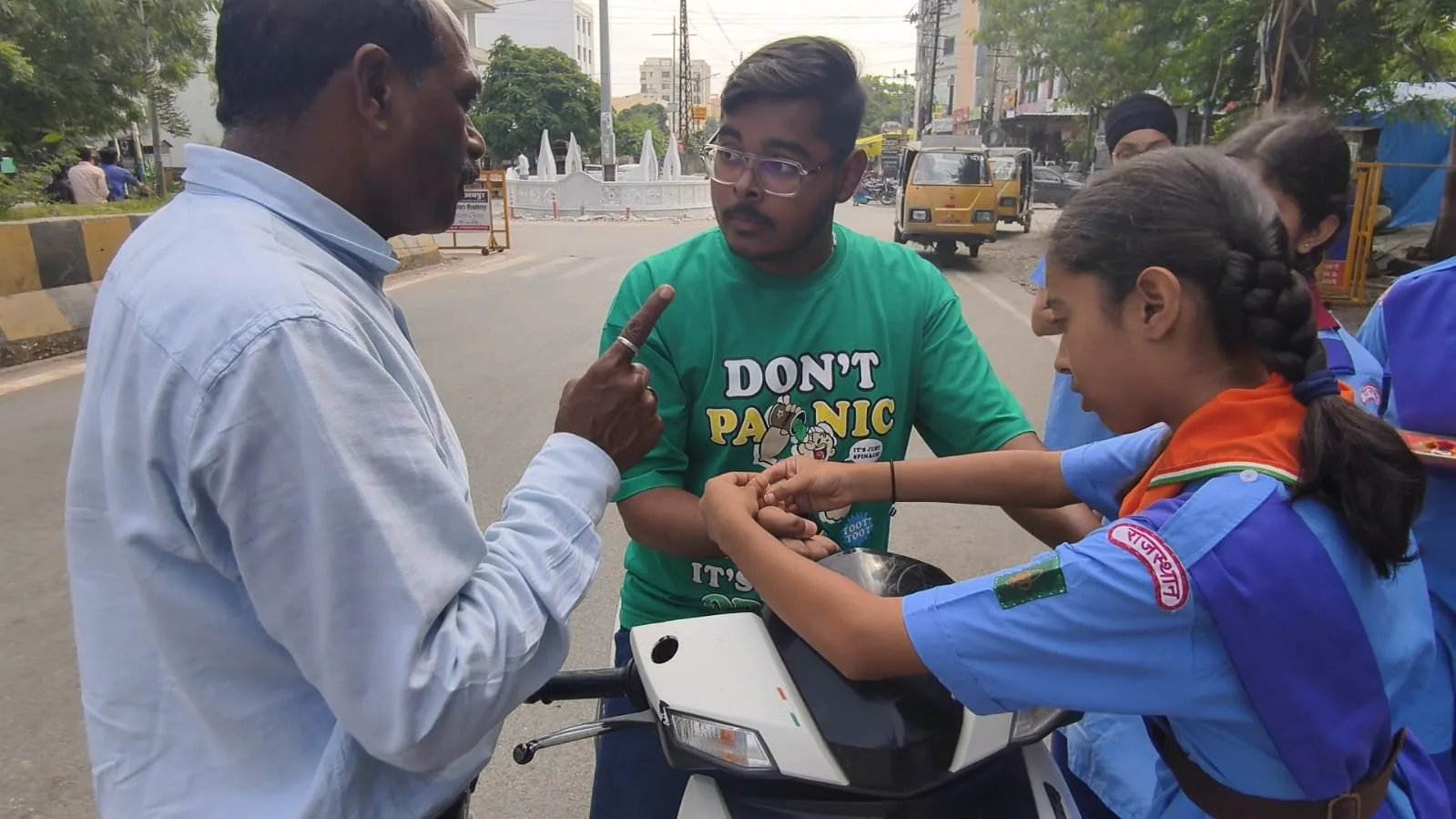 भैया, मेरी राखी के बंधन को निभाना, रोड सेफ्टी रूल्स को अपनाना
