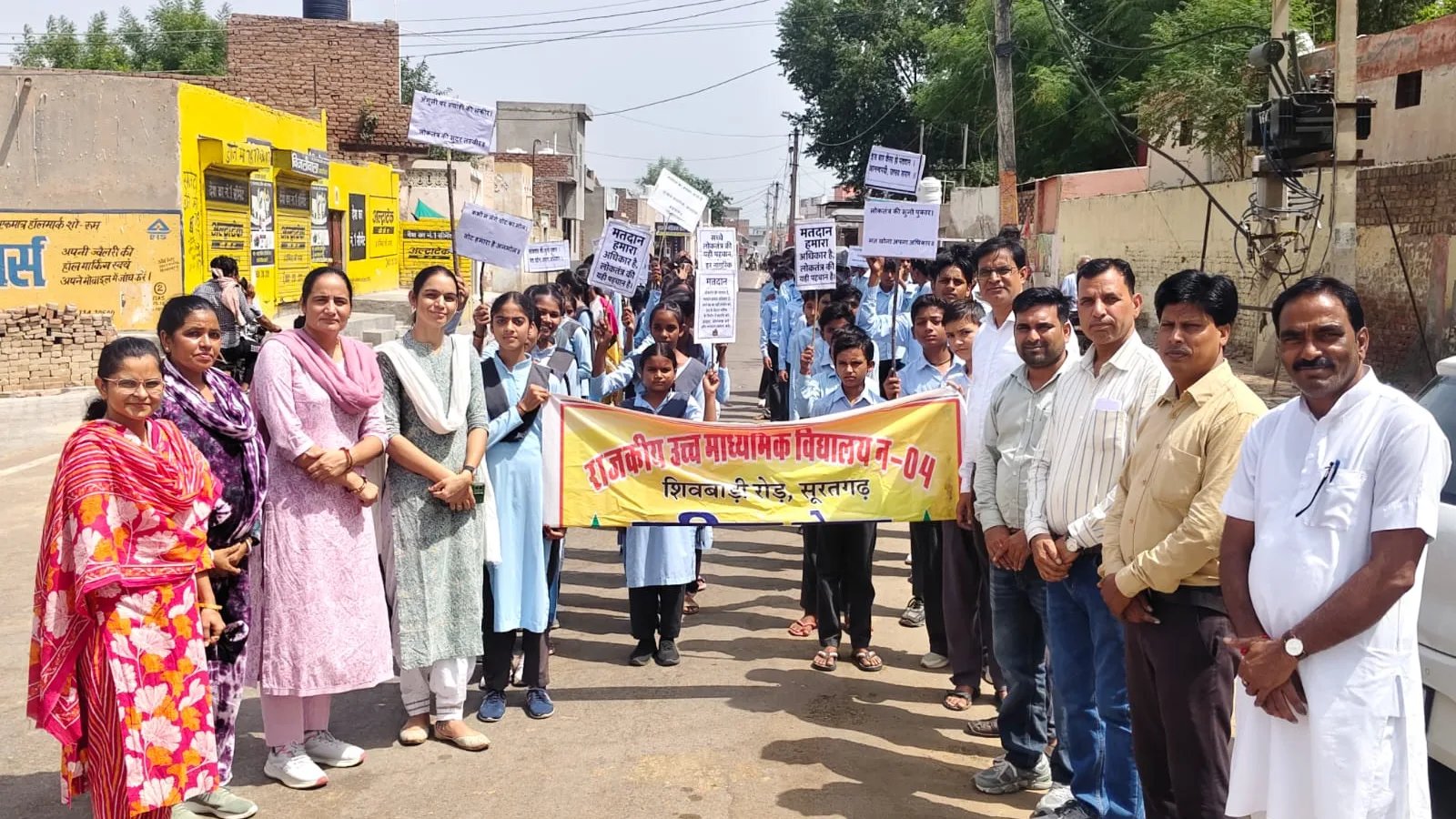 स्कूलों में रंगोली व रैली के माध्यम से दिया मतदान जागरूकता का संदेश