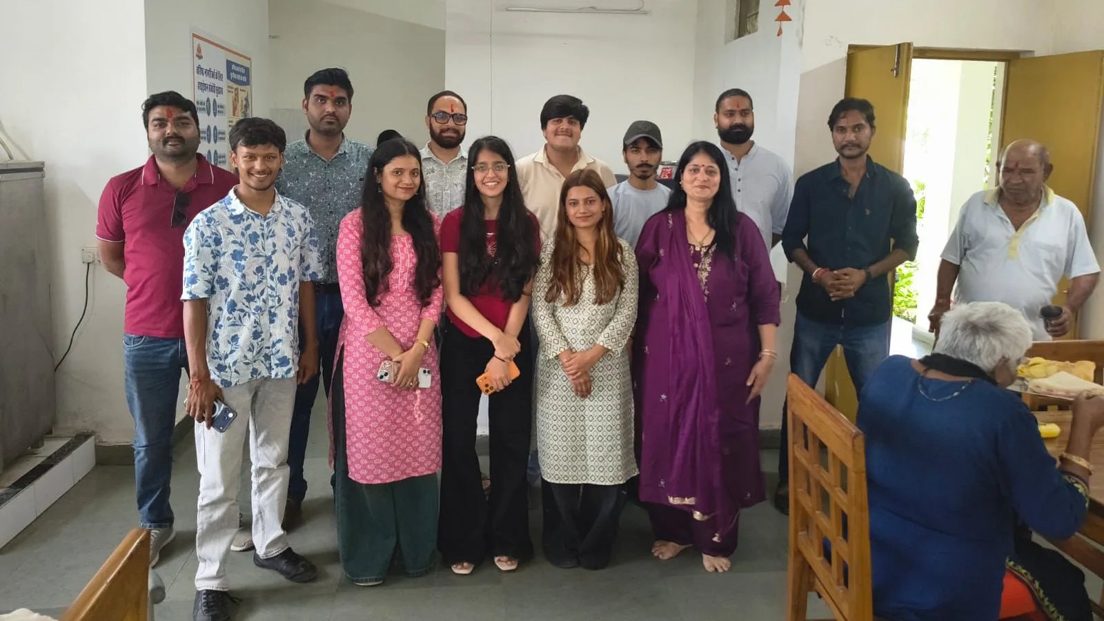 वृद्धाश्रम में बुजुर्गों संग मनाया रक्षाबंधन, खुशियों से सजा दिन