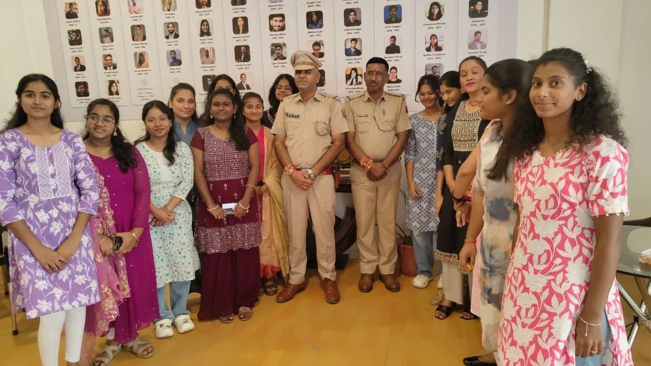 वल्लभनगर पुलिसकर्मियों के साथ एसपीएसयू की छात्राओं ने मनाया रक्षाबंधन