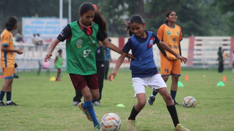 जिंक फुटबॉल एकेडमी के प्रशिक्षु खिलाड़ियों और ग्रामीण युवा आए एक मंच पर