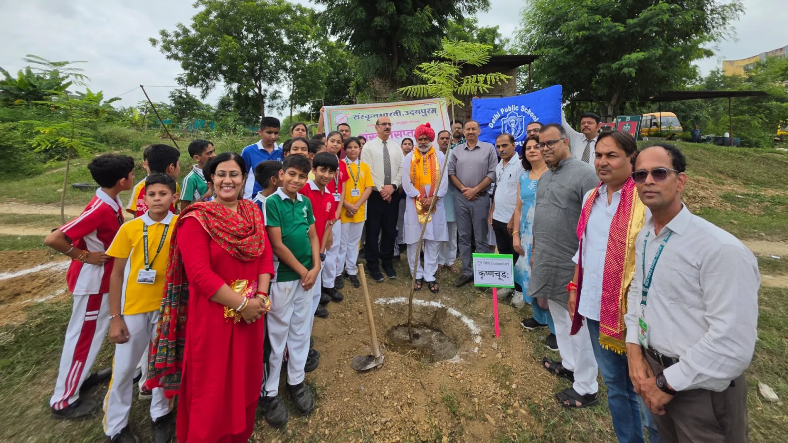 संस्कृत के संस्कारों संग प्रकृति संरक्षण का संकल्प, रोपे नीम और गुलमोहर