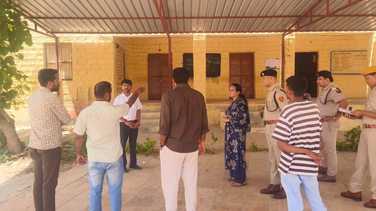 जिला निर्वाचन अधिकारी एवं पुलिस अधीक्षक ने मतदान केंद्रों का किया निरीक्षण
