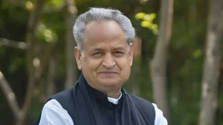 Ashok Gehlot Meets Congress Workers Over Tea at Fateh Sagar, Discusses Civic Poll Preparations
