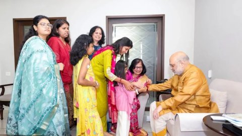 *राखी पर बेटियों को ‘सेहत की सुरक्षा’ का तोहफा, अमित शाह ने टाइप-1 डायबिटीज से पीड़ित बच्चियों के साथ मनाया रक्षाबंधन*