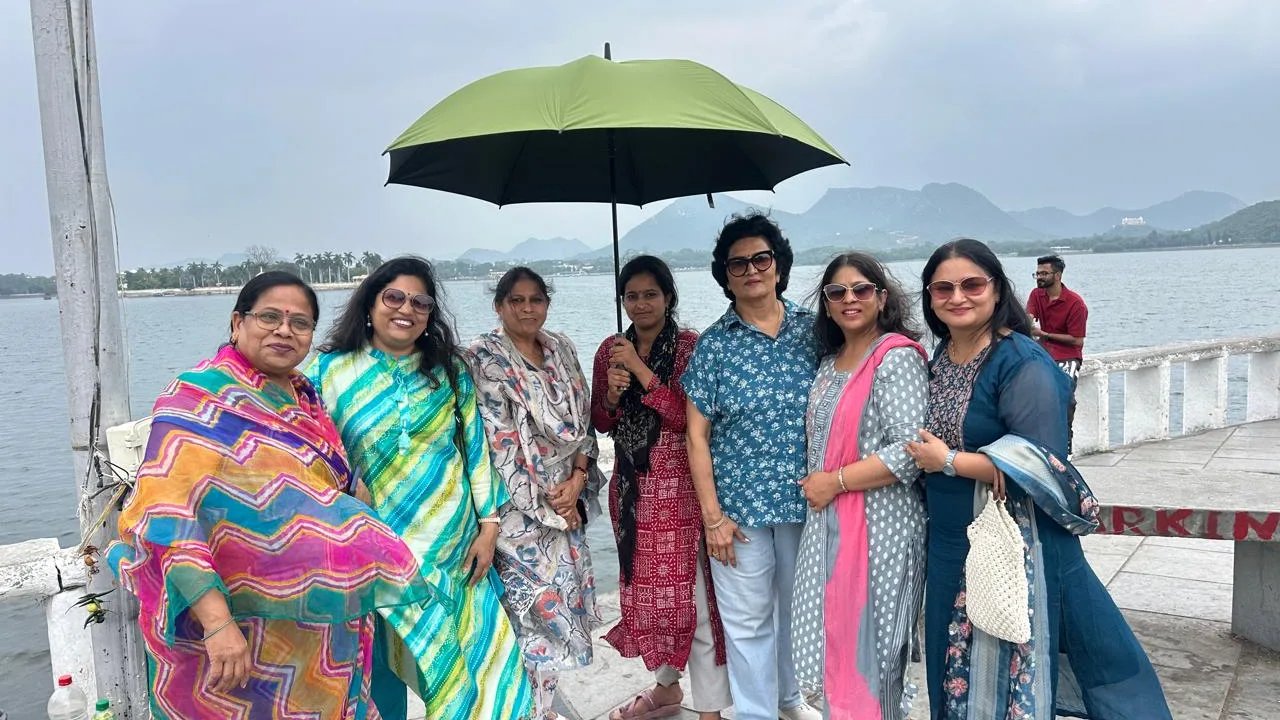 धूप-बारिश में महिलाओं का सहारा बना रोटरी एलीट, फतेहसागर किनारे बांटी 20 छतरियां