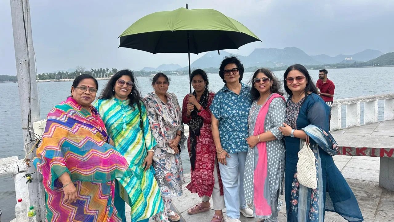Rotary Elite Extends Support to Women Vendors, Distributes 20 Umbrellas at Fateh Sagar