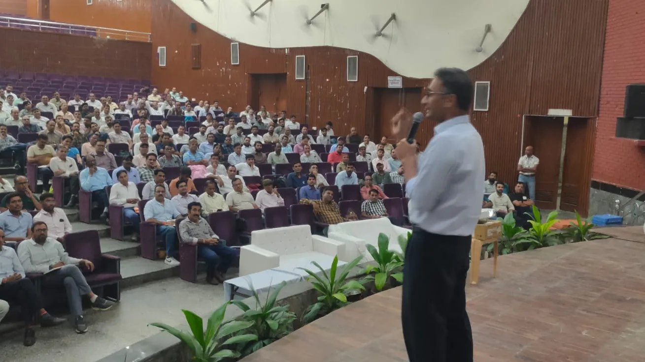 पीठासीन अधिकारी निर्वाचन प्रक्रिया की महत्वपूर्ण कड़ी, पूर्ण संवेदनशीलता के साथ करें कार्य- जिला निर्वाचन अधिकारी