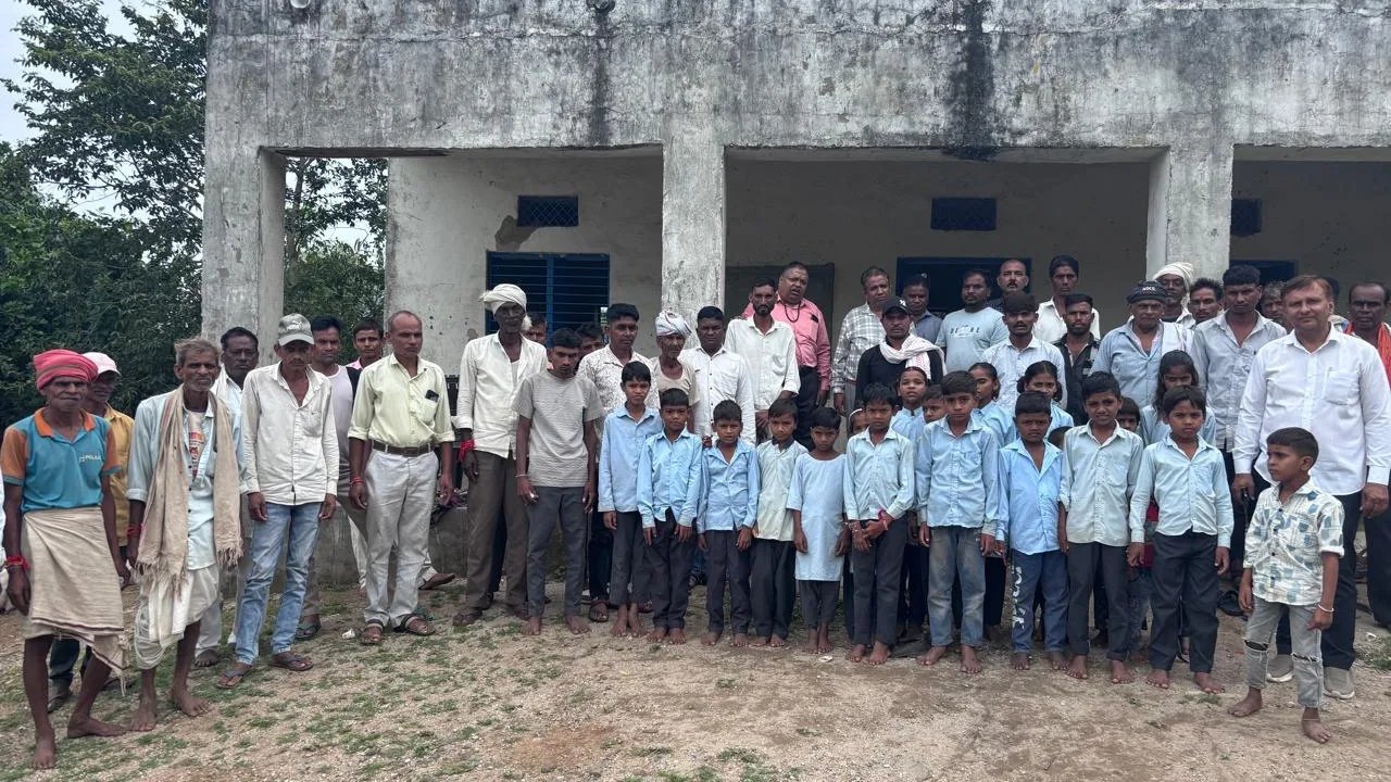 खेड़ली पाड़ा जर्जर स्कूल वैकल्पिक स्थानांतरण का भारी विरोध, उसी जगह नई शाला भवनो की मांग पीओ को चेताया