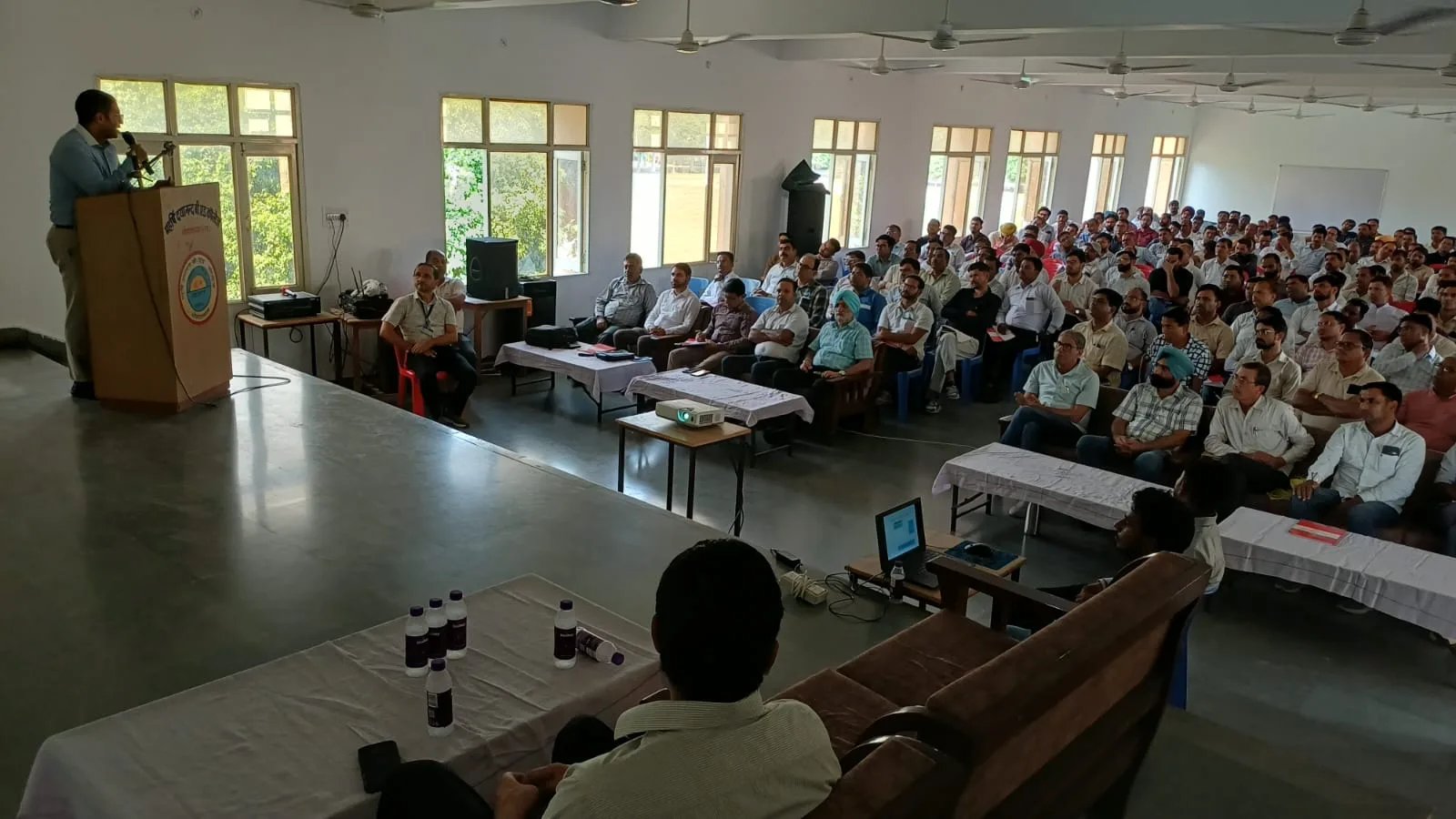 निर्वाचन कार्य में किसी प्रकार की लापरवाही असहनीयः जिला निर्वाचन अधिकारी