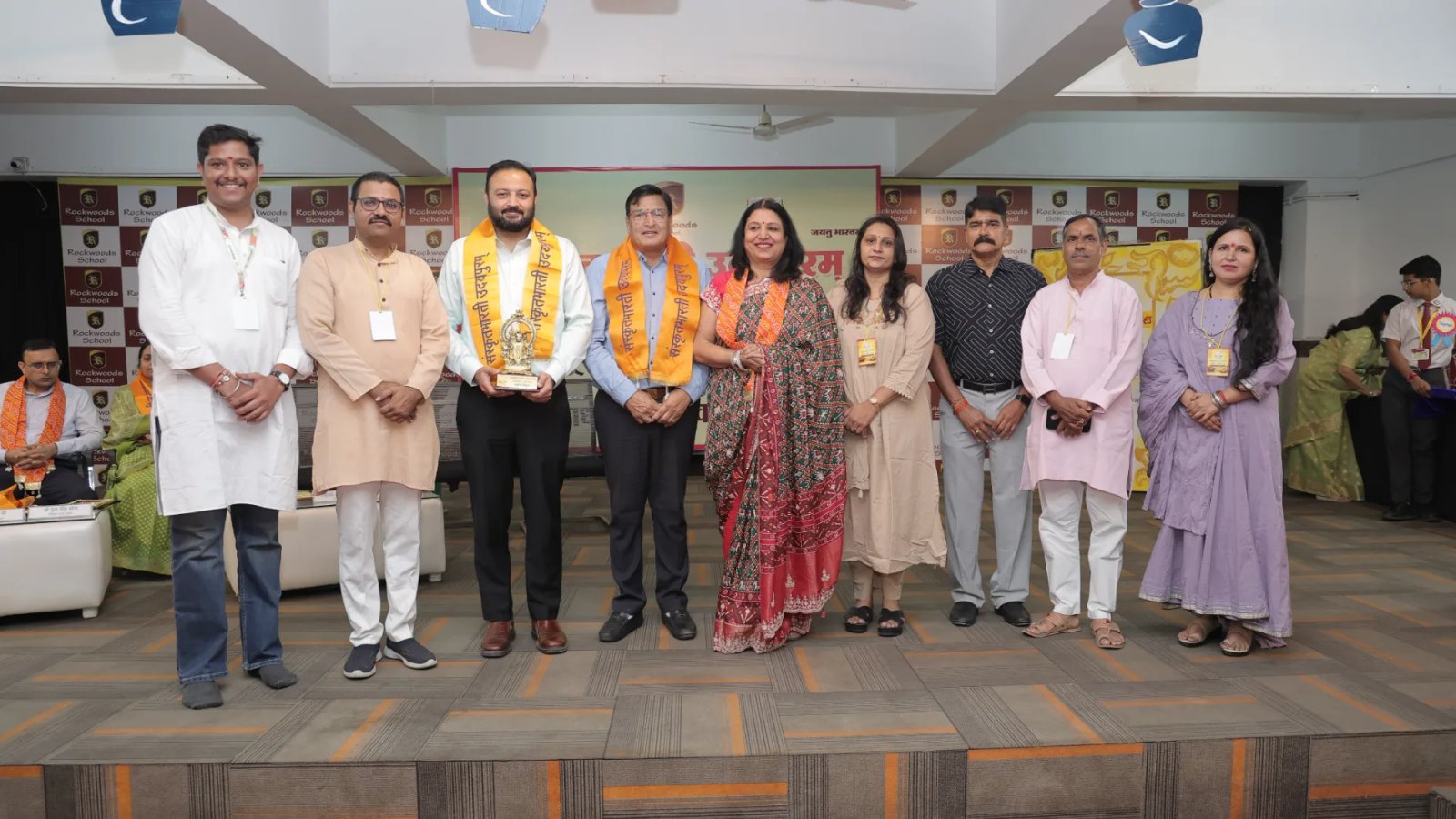 संस्कृत श्लोकों में बच्चों ने भरे रंग, कैनवास पर उकेरे श्लोकों में छिपे संदेश