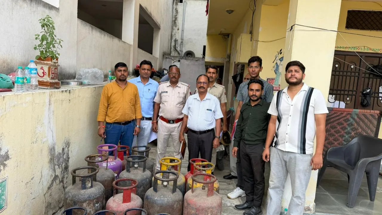 अवैध रूप से भण्डारित 30 घरेलू गैस सिलेण्डर जब्त