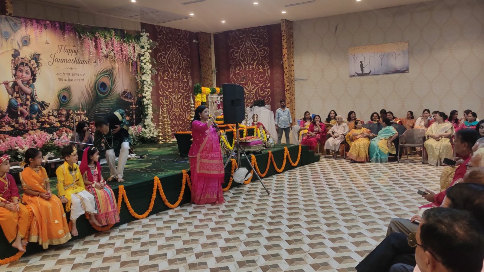 भजनों के आनंद में डूबे मुस्कान क्लब के सदस्य