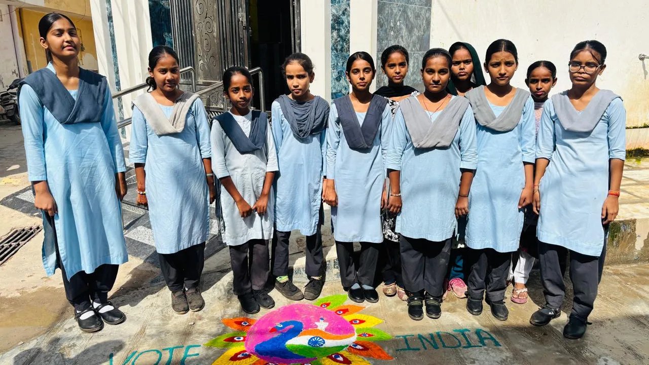 रंगोली और रैली से दिया शत-प्रतिशत मतदान का संदेश