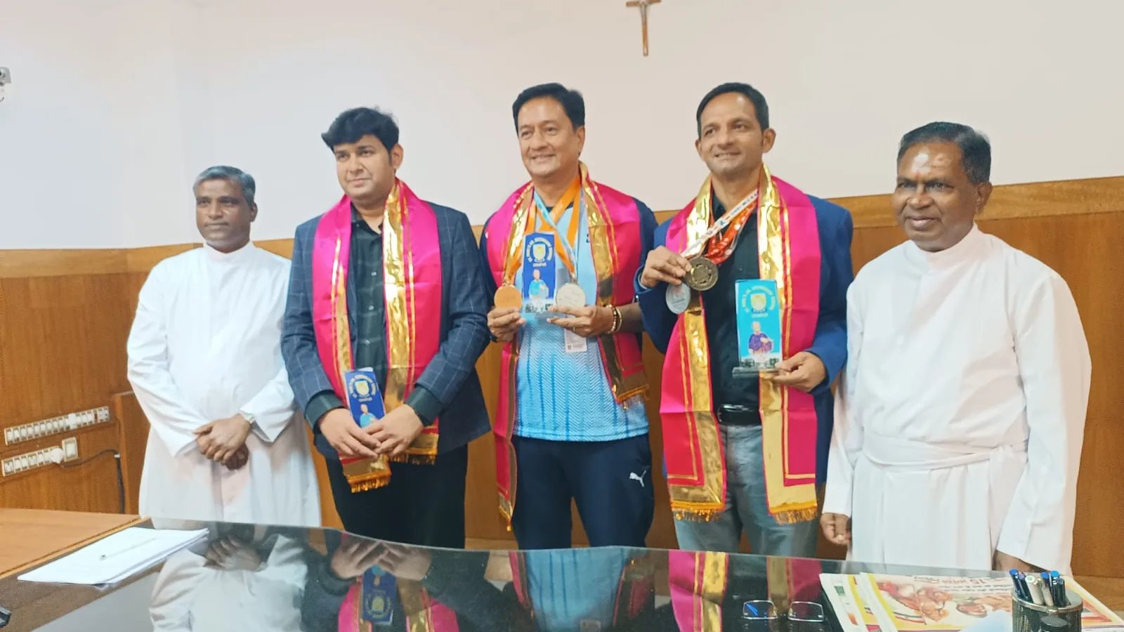शिक्षक दिवस पर अपने शिक्षकों से मिलकर भाव-विभोर हुए सेंट पॉल स्कूल के पूर्व छात्र