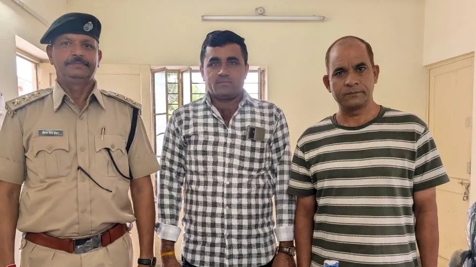 उदयपुर में ड्यून रेस्टोरेन्ट पर कार्रवाई - इम्पोर्टेड अंग्रेजी मदिरा बरामद