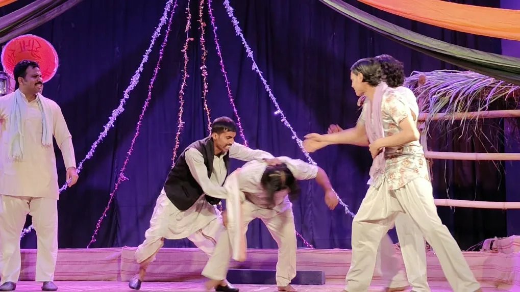 शिल्पग्राम में नाटक ‘मीता! पंचलैट वाले’ का प्रभावशाली मंचन