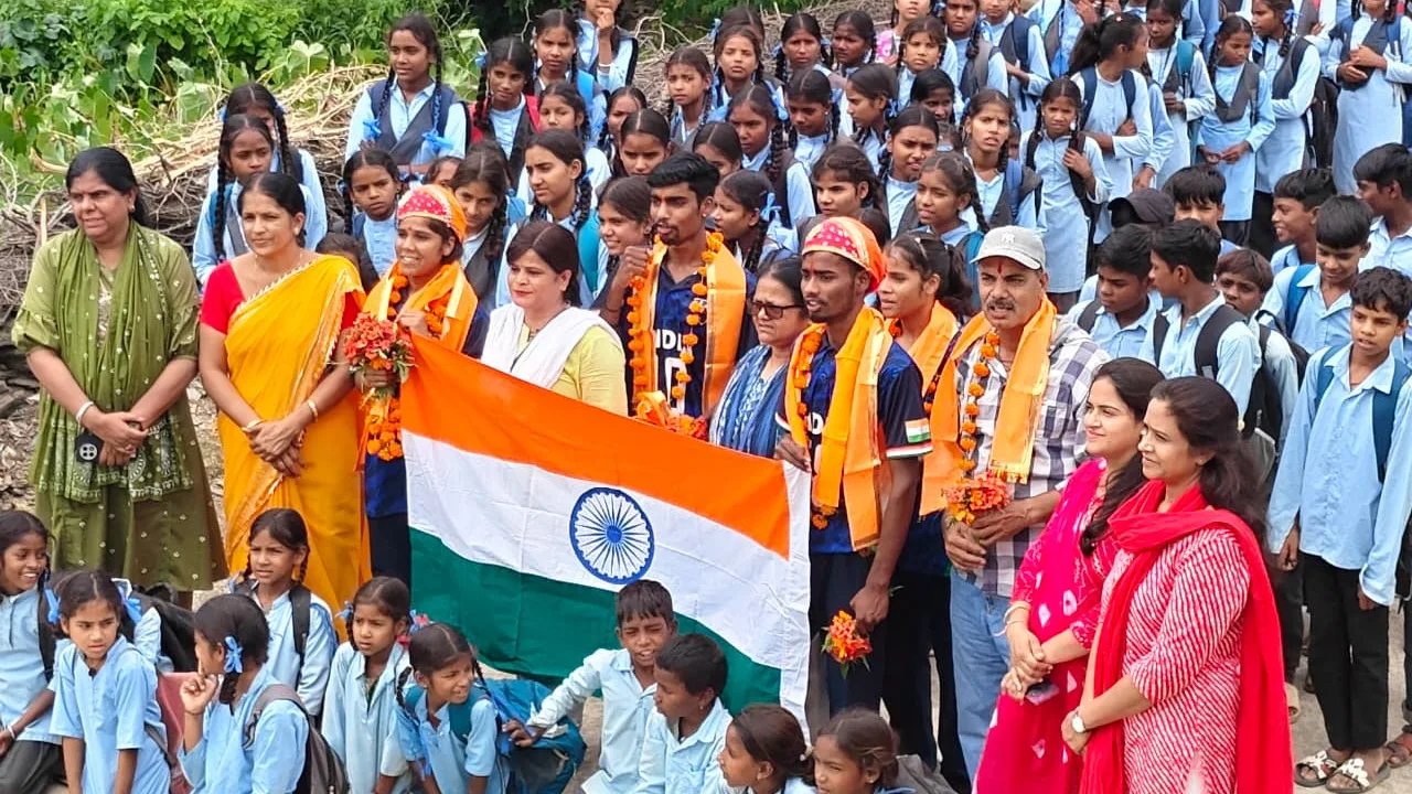 धार स्कूल के अंतरराष्ट्रीय लेक्रोज खिलाड़ियों का भव्य स्वागत