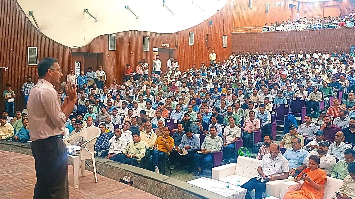 निष्पक्ष और शांतिपूर्ण निर्वाचन के लिए मतदान कार्मिक सतर्कता से निभाएं दायित्व - जिला निर्वाचन अधिकारी
