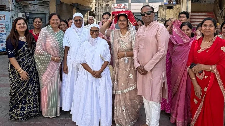 पर्युषण के तीसरे दिन गूंजा कल्पसूत्र वाचन, साध्वी विद्युतप्रभा ने दिया आत्मशुद्धि व क्षमापना का संदेश,साध्वीजी को कल्पसूत्र वोहराया गया
