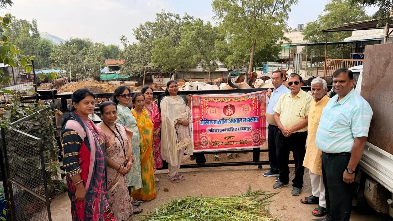 Agrawal Mahasabha Women’s Wing Distributes Green Fodder at Gaushala