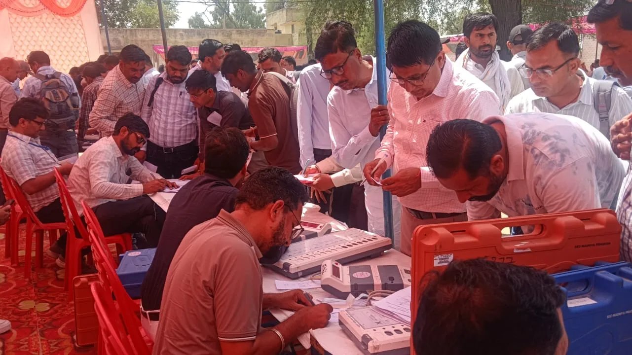 निर्धारित मतदान केन्द्रों पर पहुंचे मतदान दल