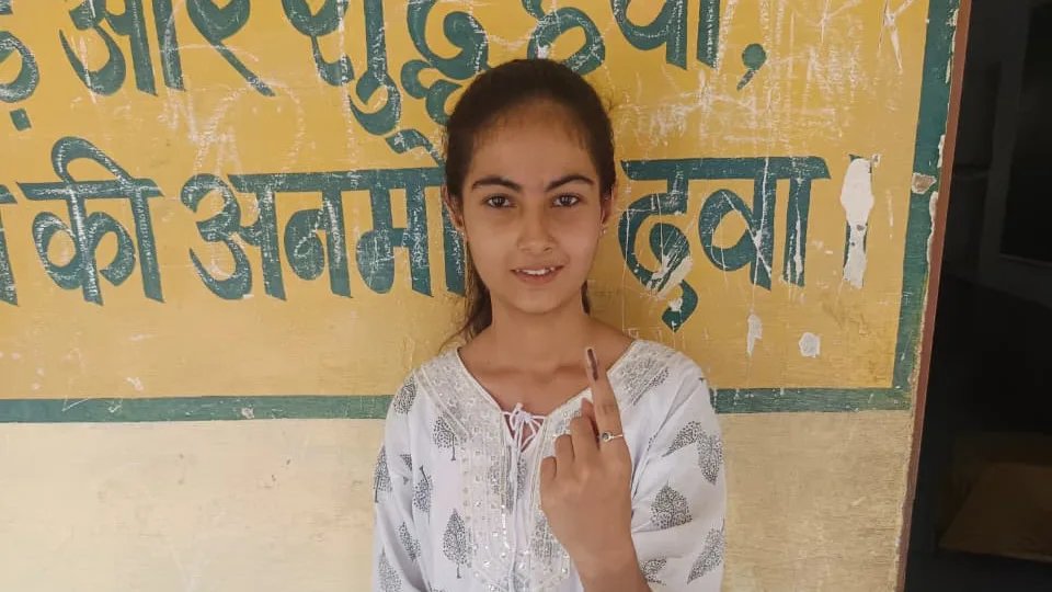 नवमतदाताओं ने पहली बार मतदान कर महसूस किया गर्व, कहा मजबूत लोकतंत्र के बने हम भी सहभागी