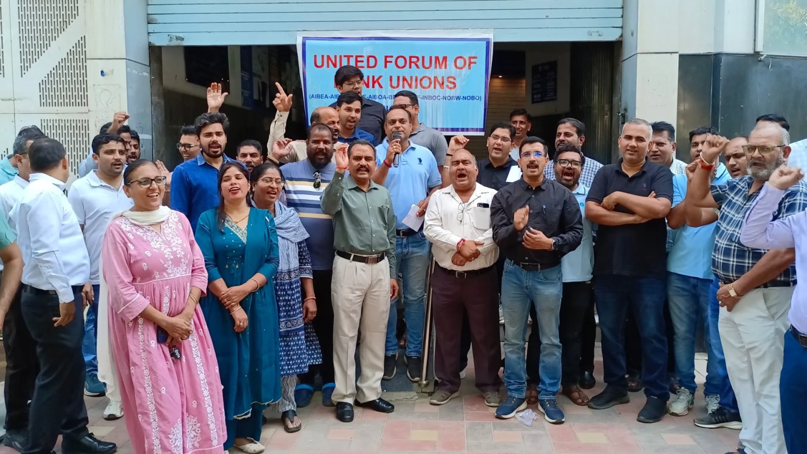 पाँच दिवसीय कार्य सप्ताह की मांग को लेकर उदयपुर संभाग में बैंक हड़ताल पूर्ण सफल