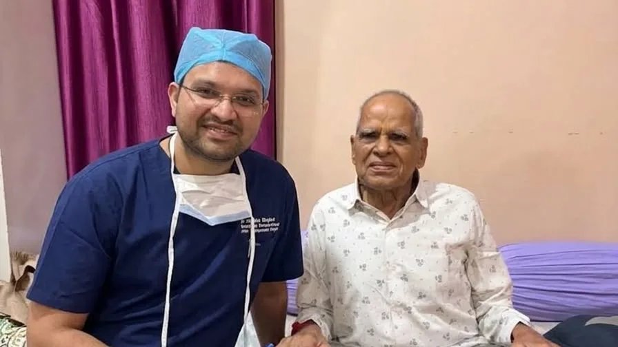 पारस हॉस्पीटल में 90 की उम्र में रोबोटिक घुटना प्रत्यारोपण से मिली नई जिंदगी, एक महीने में चौकड़ी मारकर बैठने लगे बुजुर्ग, छोटीसादड़ी के भुरा लाल तेली के दोनों घुटनों का सफल प्रत्यारोपण