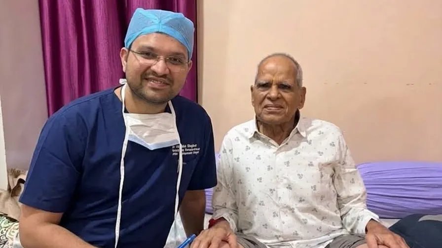 90-Year-Old Undergoes Successful Robotic Knee Replacement at Paras Health, Regains Mobility Within a Month