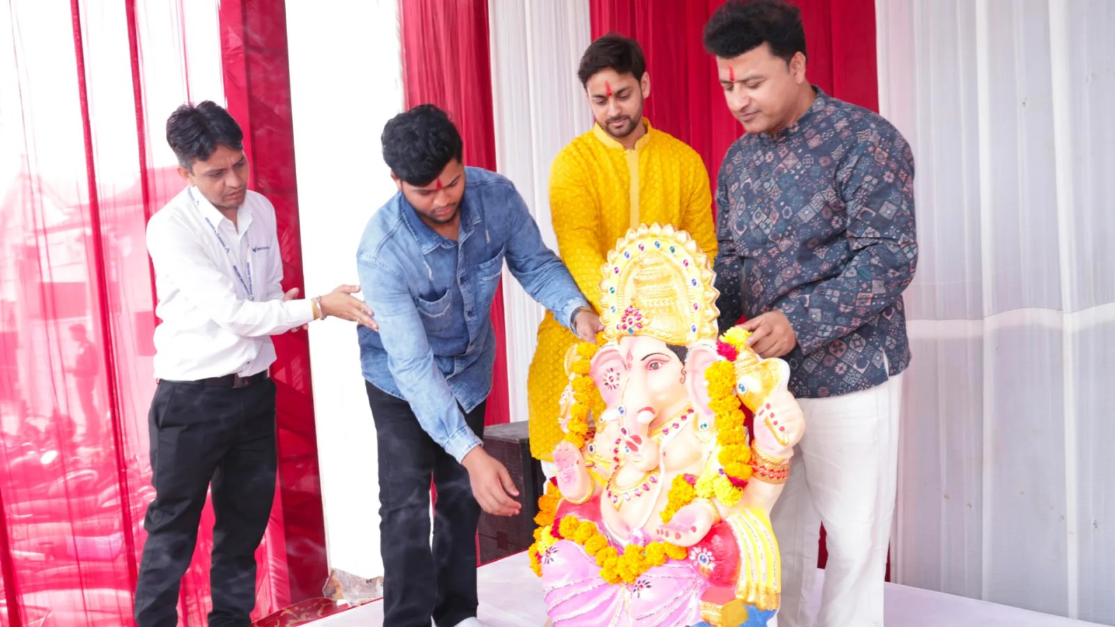 वर्ल्ड ऑफ ह्यूमैनिटी में वैदिक मंत्रोच्चार के साथ गणेश स्थापना